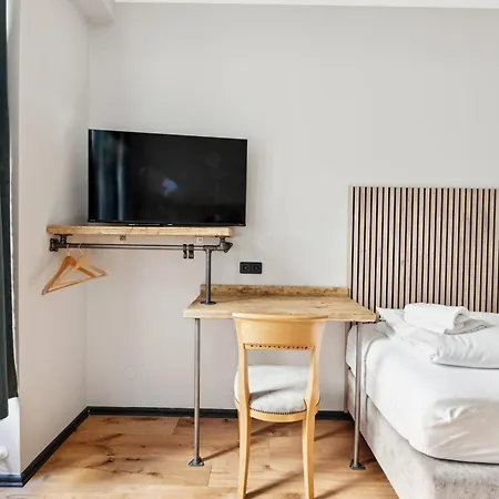 Comenius فندق 3*